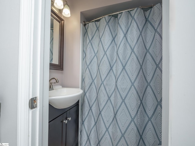 bathroom with a shower with curtain and vanity