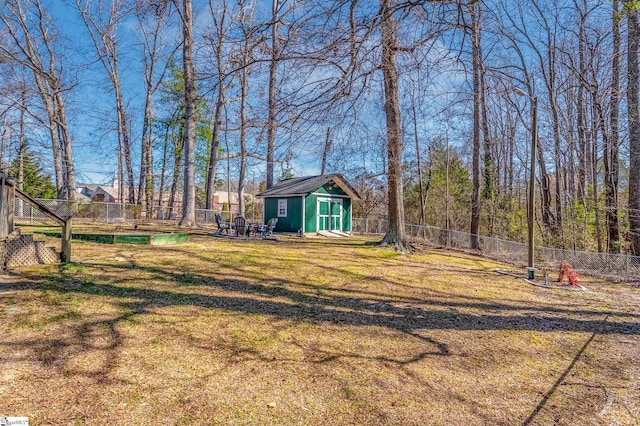 view of yard with a fenced backyard and an outdoor structure