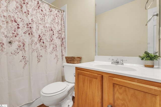 bathroom featuring a shower with shower curtain, vanity, and toilet