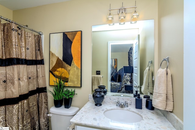 ensuite bathroom featuring ensuite bath, vanity, toilet, and a shower with curtain