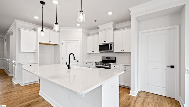 1791 Wabash Pl Lot 0511, Boiling Springs, SC 29316 - kitchen featuring stainless steel appliances, a sink, white cabinetry, light wood-style flooring, and recessed lighting