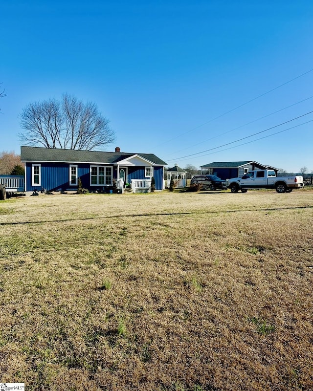 single story home with a front yard