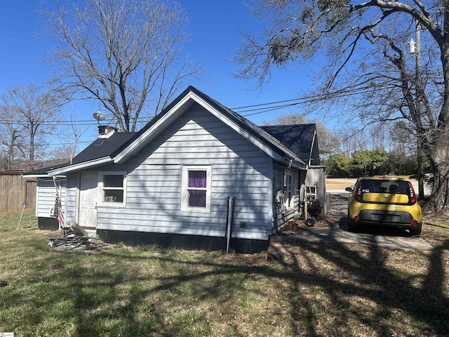 view of side of property featuring a yard