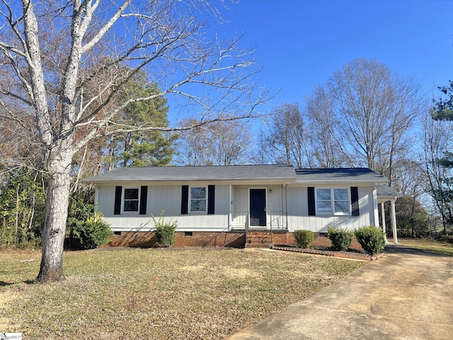 view of front of house featuring crawl space, driveway, a front lawn, and roof with shingles