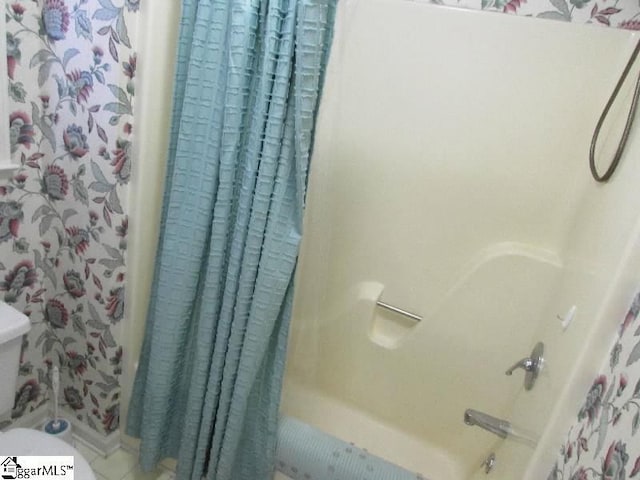 full bath with toilet and shower / bathtub combination with curtain