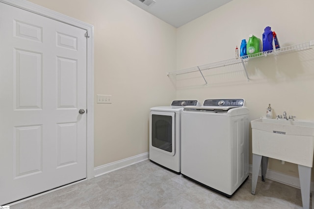 washroom with laundry area, visible vents, baseboards, and independent washer and dryer