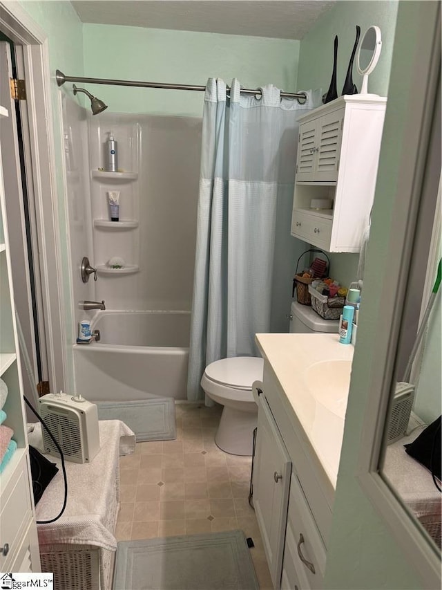 bathroom with shower / tub combo with curtain, vanity, and toilet