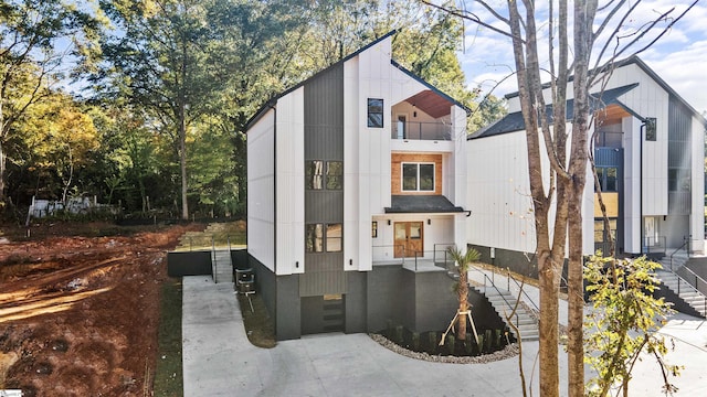 view of front of house featuring concrete driveway and an attached garage