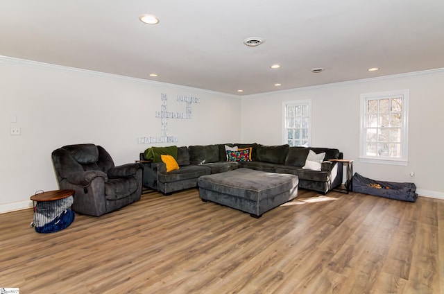 living area featuring recessed lighting, visible vents, ornamental molding, wood finished floors, and baseboards