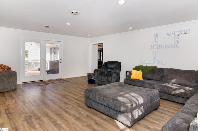 living room featuring ornamental molding, recessed lighting, visible vents, and wood finished floors