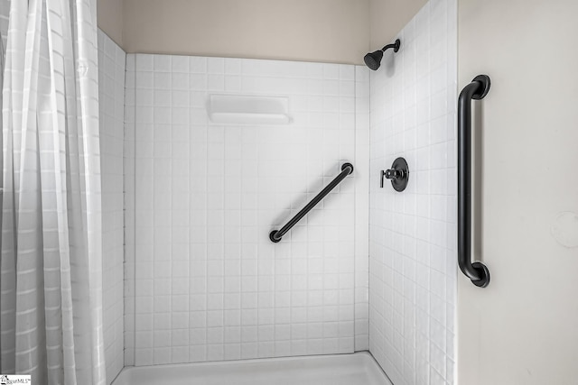 full bathroom featuring tiled shower