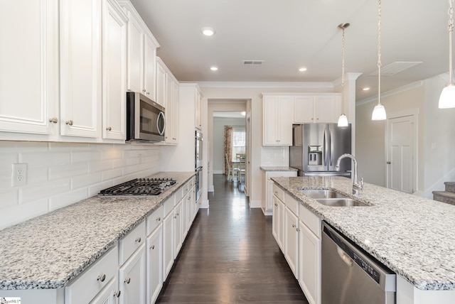 kitchen featuring a kitchen island with sink, dark wood-style flooring, a sink, visible vents, and appliances with stainless steel finishes