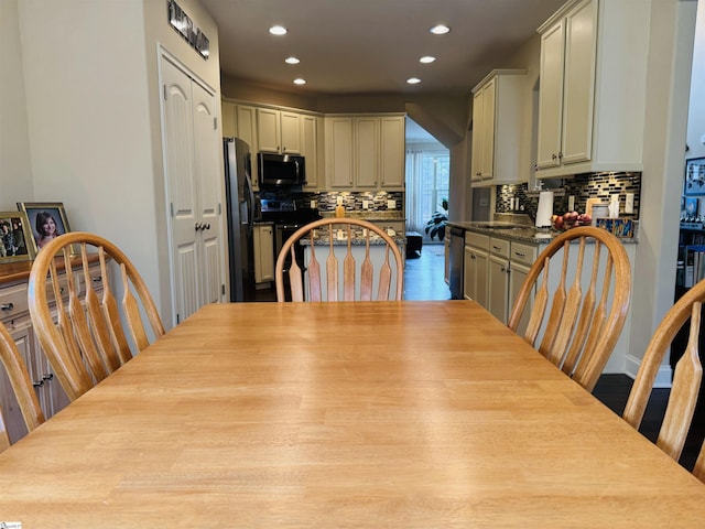 dining space with recessed lighting