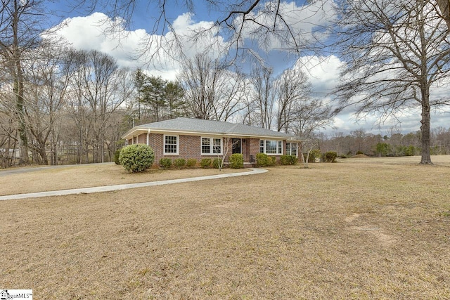 view of front of home featuring brick siding and a front lawn