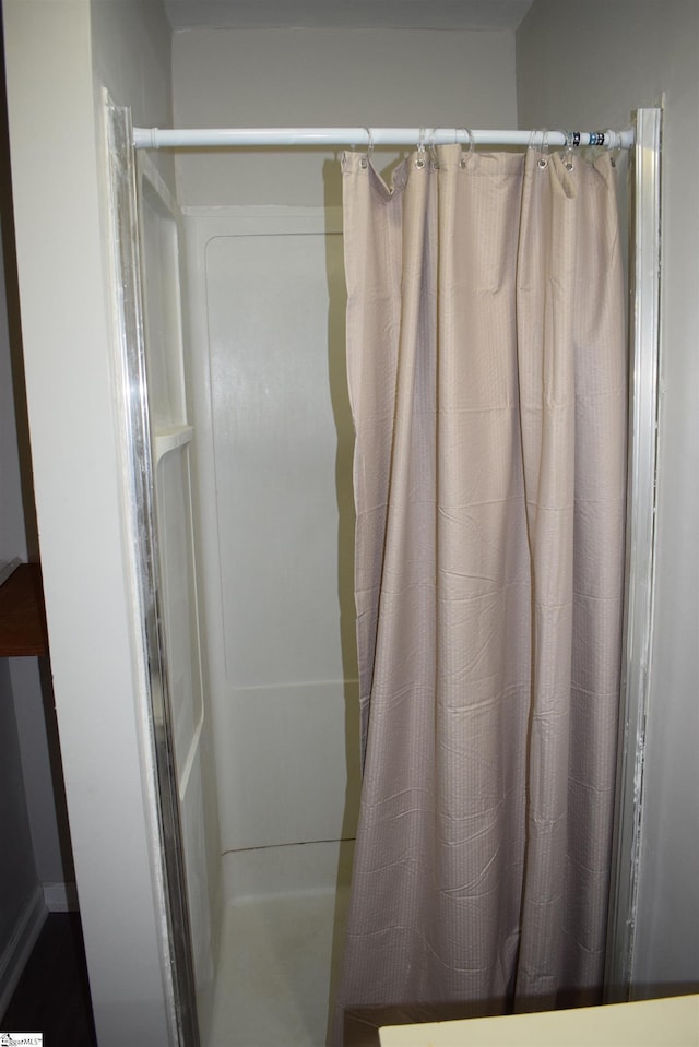 full bathroom with curtained shower