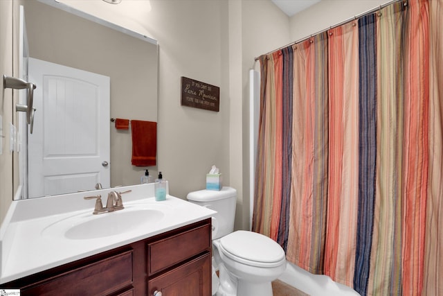 full bath featuring a shower with shower curtain, vanity, and toilet