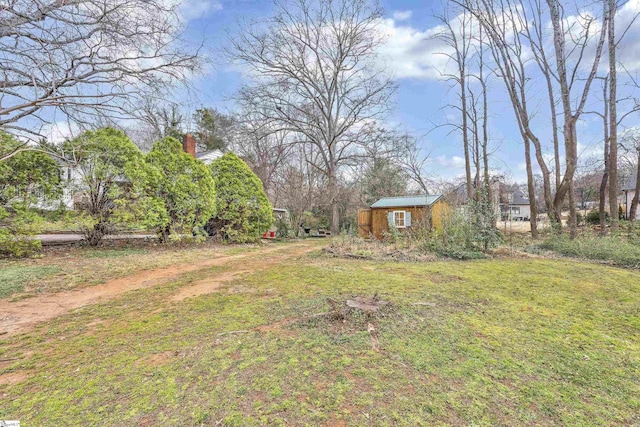 view of yard with an outdoor structure