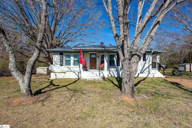 view of front facade featuring a porch and a front lawn