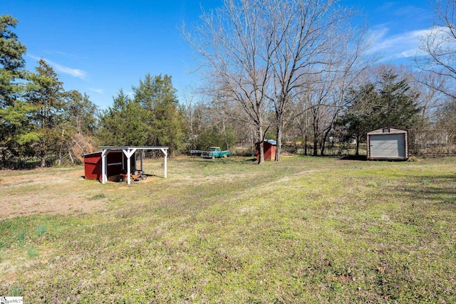 view of yard featuring an outdoor structure and a shed