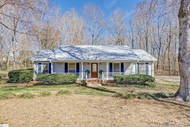 single story home featuring a porch