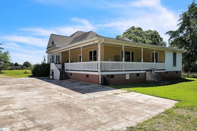 view of front of property featuring a porch, crawl space, and a front lawn