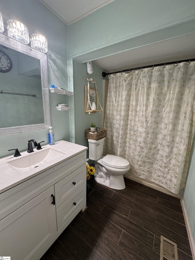 full bathroom with toilet, a shower with shower curtain, vanity, visible vents, and wood tiled floor