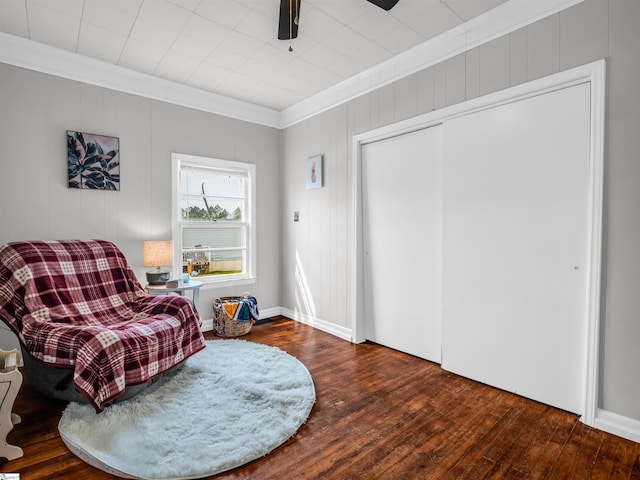 living area with ceiling fan, ornamental molding, and hardwood / wood-style floors