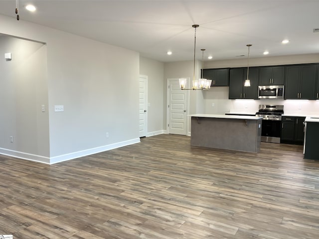 kitchen featuring stainless steel appliances, baseboards, recessed lighting, and dark wood-style flooring