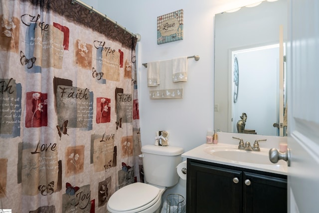 full bathroom featuring a shower with curtain, vanity, and toilet