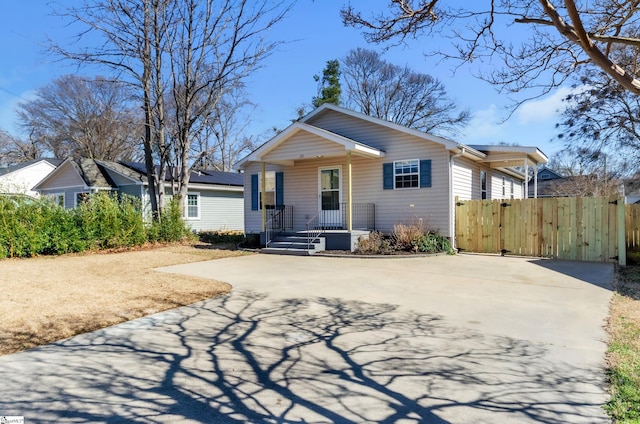 view of front of property featuring a porch, a gate, and fence