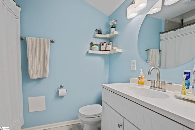 full bathroom with baseboards, visible vents, toilet, curtained shower, and vanity