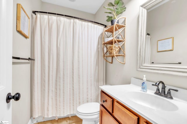 full bathroom featuring toilet, a shower with shower curtain, and vanity