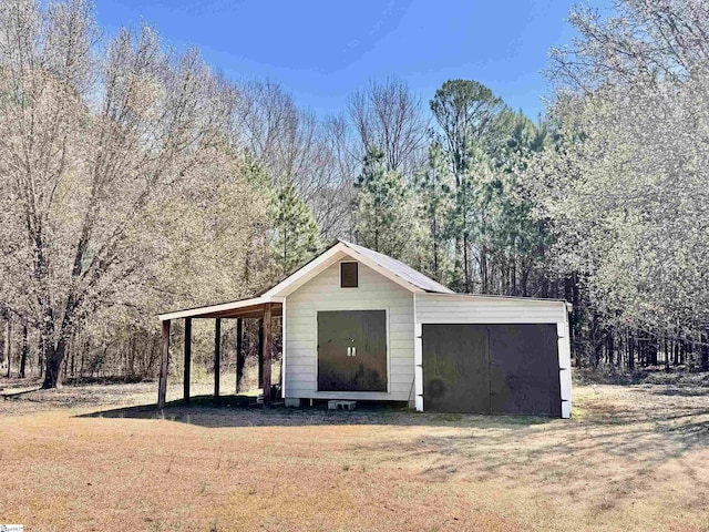 view of outdoor structure featuring a carport and an outdoor structure