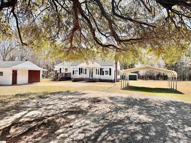 view of front of house with a carport, crawl space, a front yard, and an outdoor structure