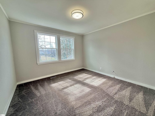 unfurnished room featuring carpet, visible vents, ornamental molding, and baseboards