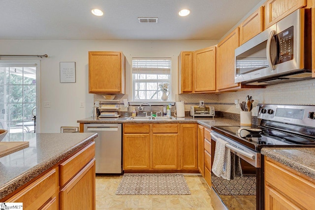 kitchen featuring recessed lighting, a sink, visible vents, appliances with stainless steel finishes, and backsplash