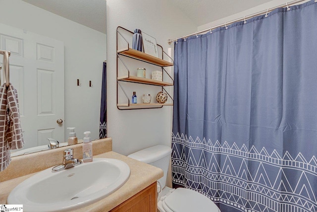 full bath featuring a shower with shower curtain, vanity, and toilet