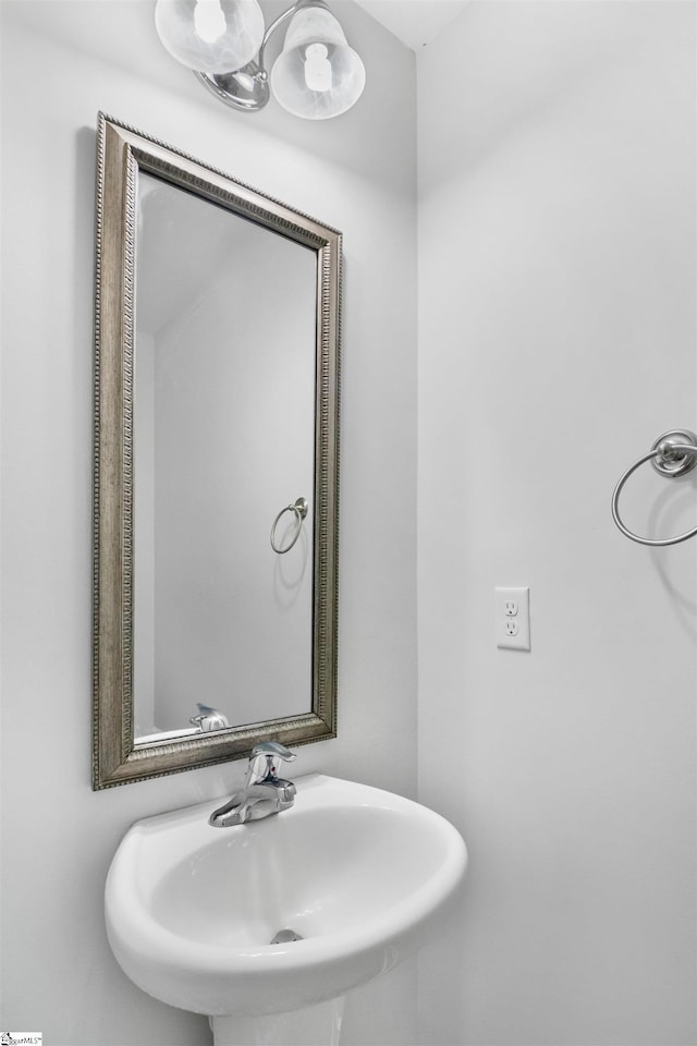 bathroom featuring a sink