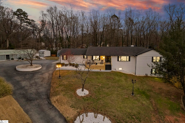 view of front of property featuring a front yard and driveway