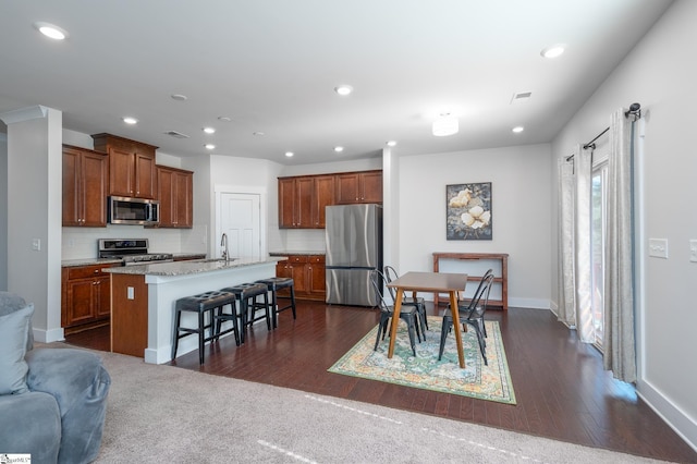 dining area featuring visible vents, baseboards, dark wood-type flooring, and recessed lighting