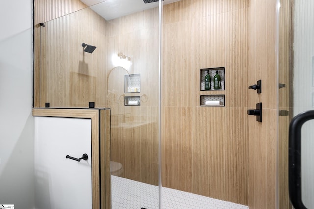 full bathroom featuring tiled shower