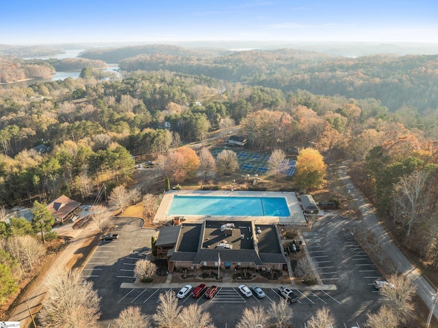 bird's eye view featuring a wooded view