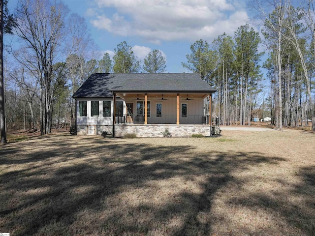 view of front of home with ceiling fan and a front lawn