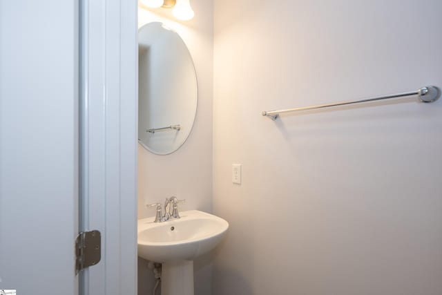 bathroom featuring a sink