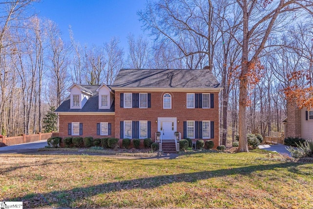 view of front of property featuring a front yard and brick siding