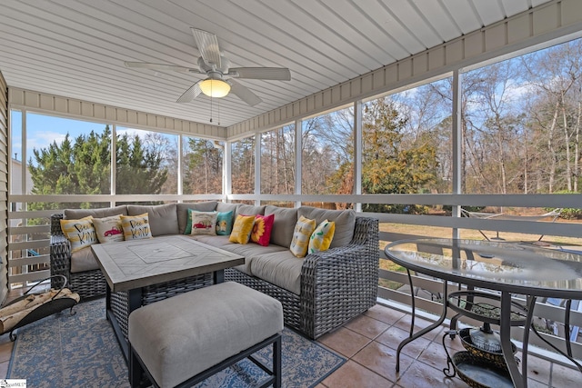 sunroom with ceiling fan