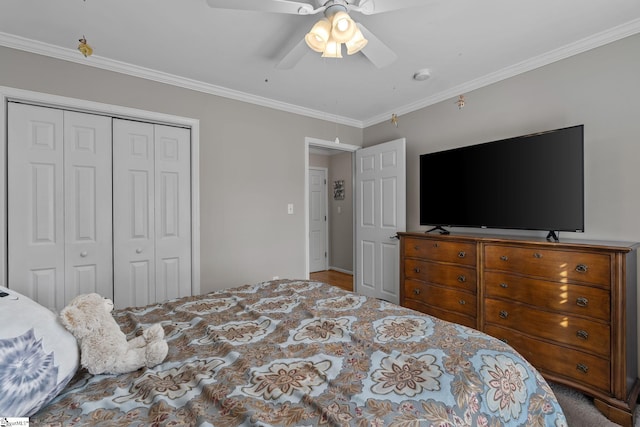 bedroom with crown molding, ceiling fan, and a closet