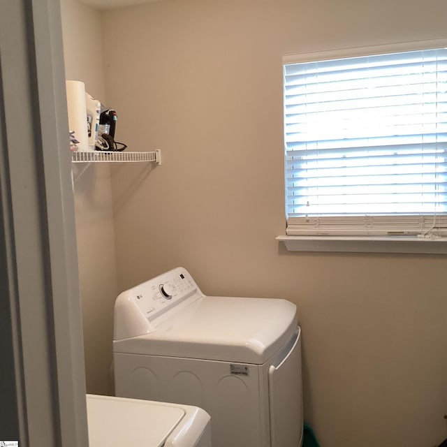 laundry room with laundry area and washer and clothes dryer