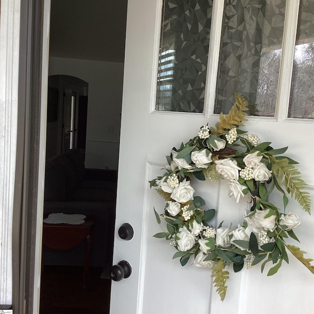 room details featuring arched walkways