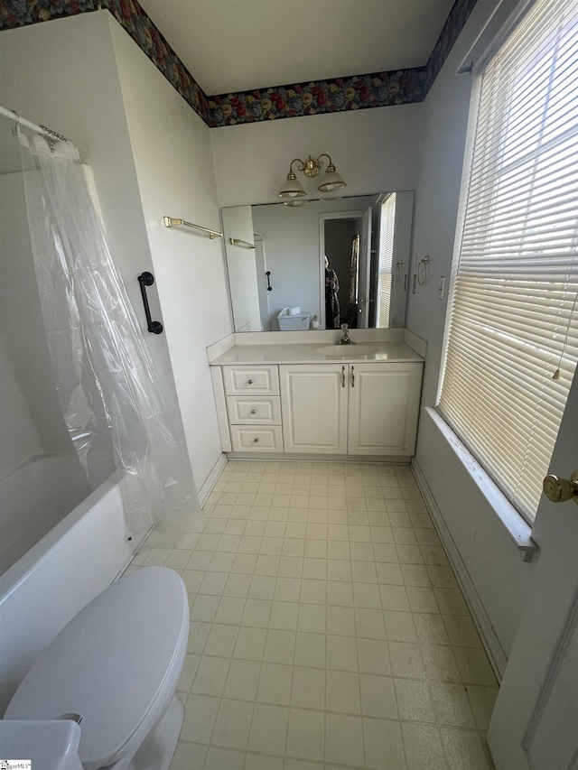 full bath with toilet, baseboards, shower / bath combination with curtain, and vanity